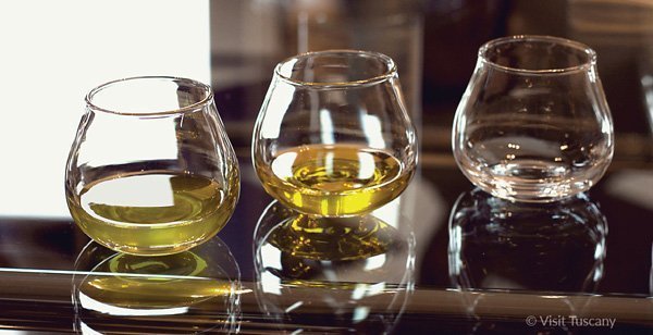 Vuoi diventare assaggiatore di olio? Iscriviti al corso organizzato da O.L.E.A. presso il Laboratorio di Analisi Sensoriale Unisg