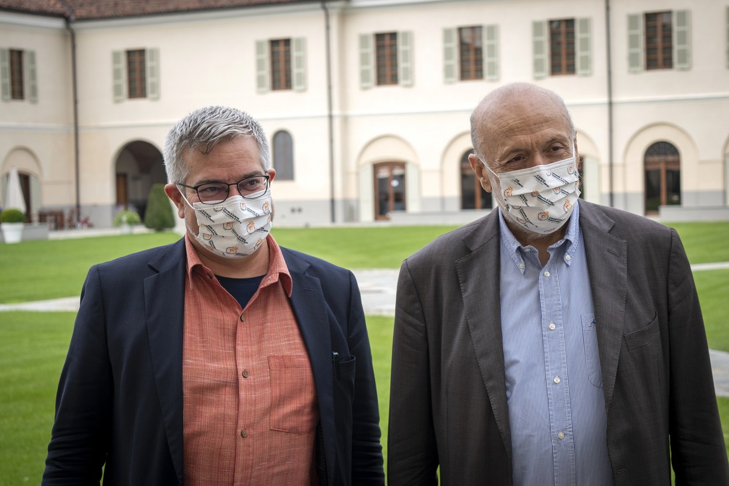 Il rettore Andrea Pieroni e il presidente dell’UNISG Carlo Petrini salutano le matricole e gli studenti rientrati all’Università di Scienze Gastronomiche