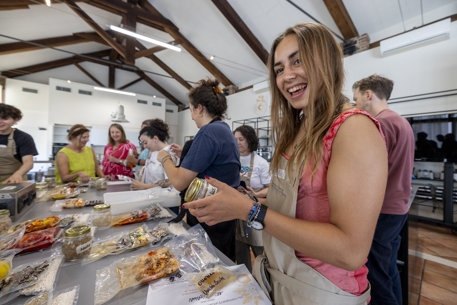 unisg summer school fermentazione studentessa food lab